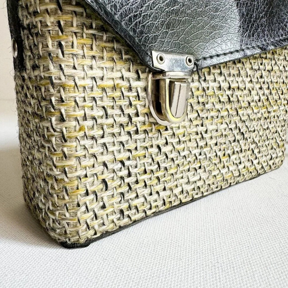 Small Tweed Detail Small Cameral Bag w Cossbody Strap - Picture 5 of 8